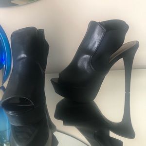 Pink and pepper pumps